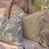 Funda de cojín de khadi con estampado vegetal de Caravane en tonos ocre y azul gris