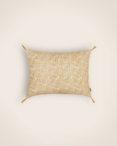 Funda de cojín Caravane con estampado vegetal ocre y pompones, vista frontal