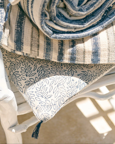 Detalle de textiles de rayas y estampados vegetales