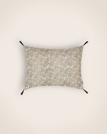 Funda con estampado vegetal azul gris y pompones, vista frontal