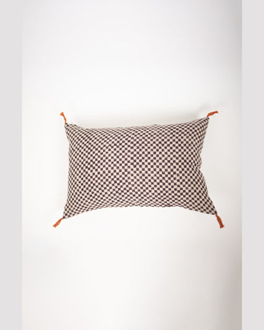 Funda Charlie marrón de lino a cuadros de 40 × 60 cm con borlas en contraste de Olsson & Jensen