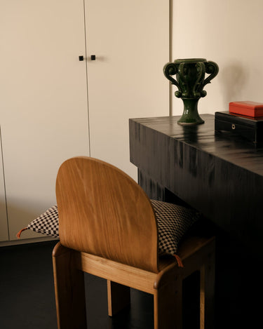 Fundas de cojín de cuadros marrones, con un ejemplo colocado sobre una silla de madera