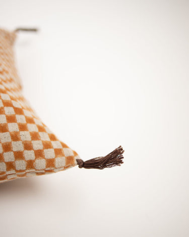 Detalle de tejido y borla de la funda Charlie naranja de Olsson & Jensen