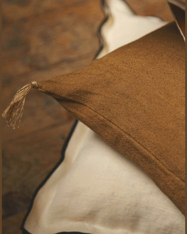 Luni cushion cover in 100% linen with natural pompoms, image 15
