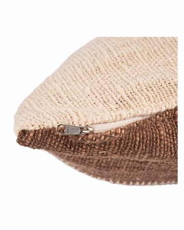 Funda de cojín patchwork de algodón marrón y natural, detalle de la cremallera