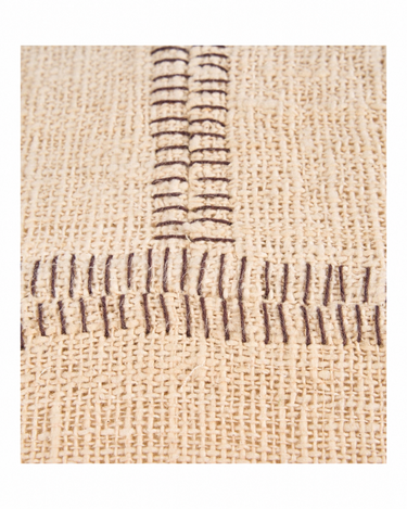 Funda de cojín rectangular de algodón natural, detalle de las costuras cruzadas