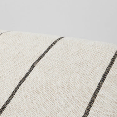 Funda de cojín Sigrid beige y negro 40 x 60 cm de Broste Copenhagen, vista de detalle