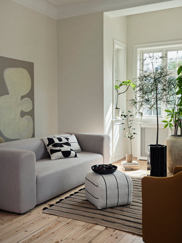 Funda de cojín Sigrid beige y negro 40 × 60 cm de Broste Copenhagen, vista ambiental