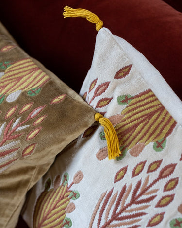 Detalle del bordado multicolor y del pompón amarillo