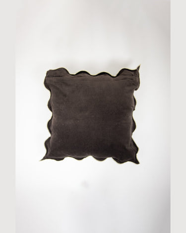 Reverso de la funda Lola café con cierre integrado en la costura de Olsson & Jensen