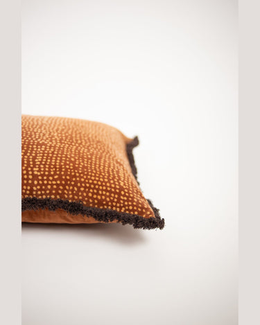 Detalle del estampado de puntos y los flecos oscuros de la funda Dotty
