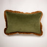 Funda de cojín verde y camel con volante de Olsson & Jensen
