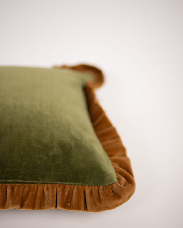 Detalle del terciopelo verde y el volante camel de la funda Doris de Olsson & Jensen