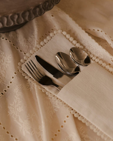 Borde de bucles en relieve de las fundas para cubiertos sobre una mesa