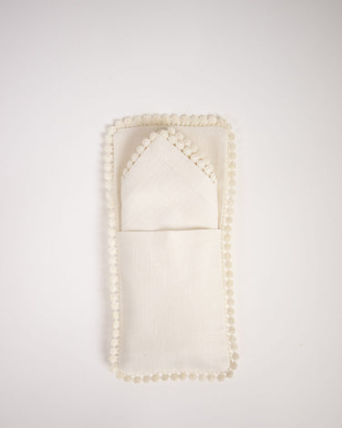 Funda de cubiertos con borde de bucles en relieve y una servilleta doblada