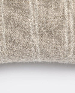 Funda de cojín de lino natural con rayas blancas de Dareels, vista adicional