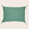 Funda de cojín de lino verde salvia con pompones de Caravane, vista frontal