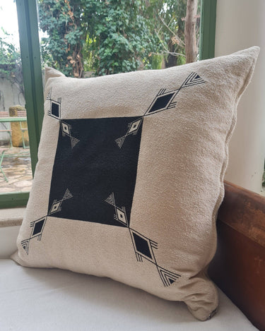 Funda de cojín Filet de lino bordado, 60 × 60 cm — LA FIBRE ARTISANALE, vista 5