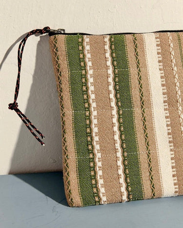 Detalle de funda de ordenador portátil de tejido alpujarra