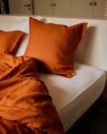 Funda nórdica de lino lavado caramelo de Gabrielle Paris, detalle en cama