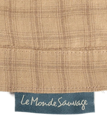 Funda nórdica Hanky Izamal de lino lavado en beige mostaza de Le Monde Sauvage, detalle del lino y la etiqueta