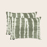 Juego de dos fundas de almohada cuadradas de lino verde laurel tie-dye de Caravane, vista frontal