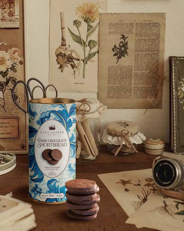 Galletas Lady Joseph de chocolate apiladas junto a su lata azul