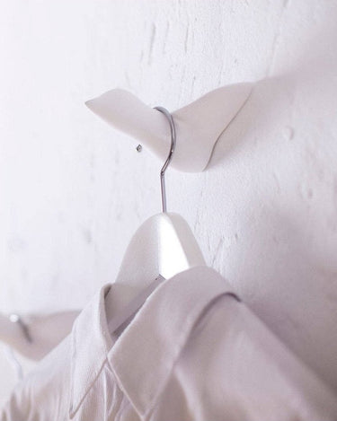 Ganchos de pared blancos en ambiente