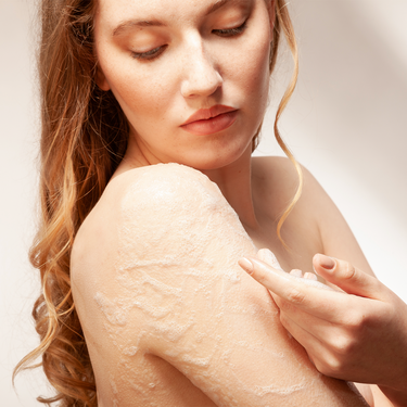 Gel de ducha de incienso y mirra de ALQVIMIA: Aplicación de espuma sobre el hombro durante la ducha.