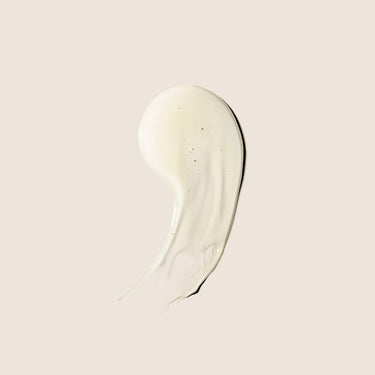 Gel de higiene íntima natural de ALQVIMIA: Detalle de la textura del gel sobre fondo beige.