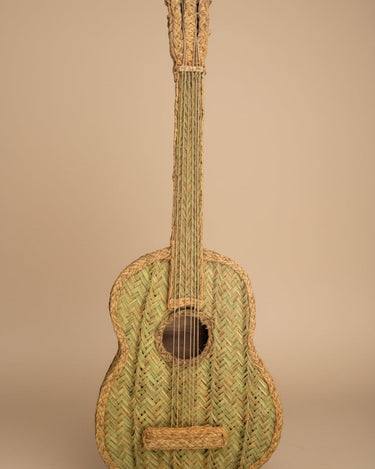 Guitarra decorativa de esparto artesanal — vista principal