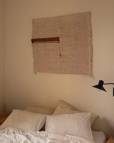 Tapiz Pedregal colocado en una pared de tonos naturales