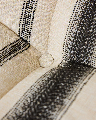 Detalle de tapizado en sillón lounge exterior a rayas HK Living