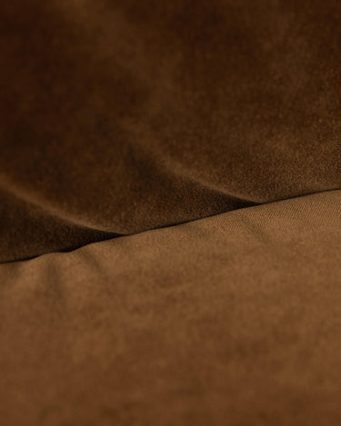 Detalle de asiento en sillón de terciopelo marrón HK Living