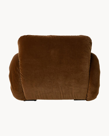 Detalle de respaldo en sillón de terciopelo marrón HK Living