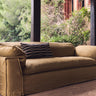 Sofá Nomad de lino ocre para 4 plazas HK Living en ambiente