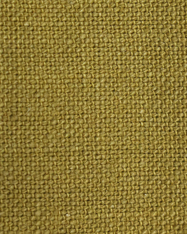 Detalle de asiento en sofá Nomad de lino ocre HK Living
