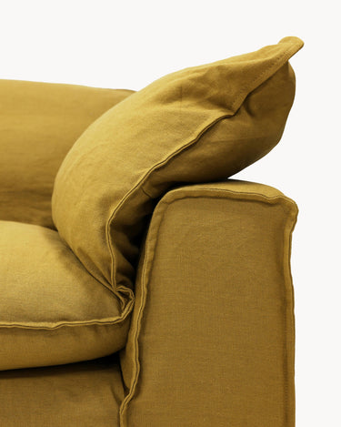 Detalle de cojines en sofá Nomad lino ocre HK Living