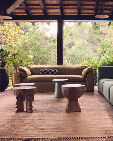 Sofá Nomad lino ocre HK Living en salón contemporáneo