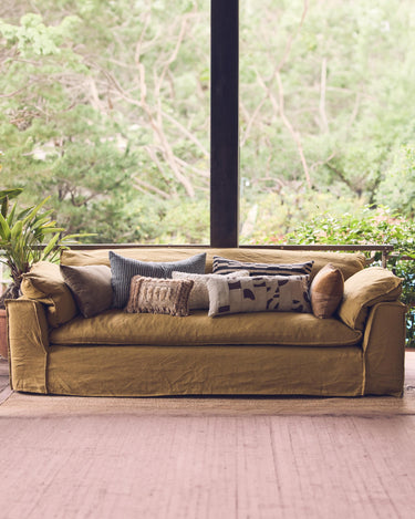Sofá Nomad lino ocre HK Living vista de ambiente