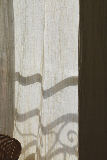 Cortina Surendra Artesanal Lino-Algodón: Suavidad Única, Filtrado Luz, Diseño Elegante Flecos