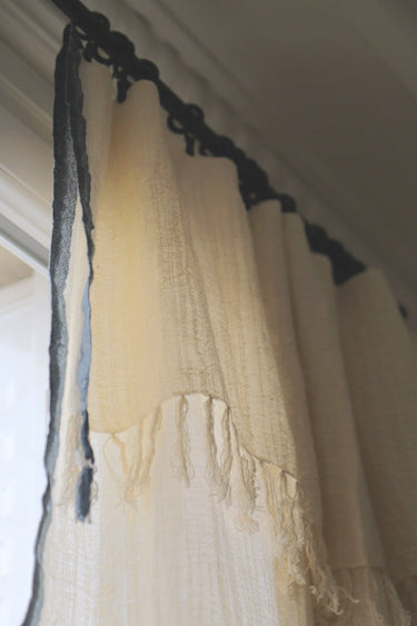 Cortina Surendra Artesanal Lino-Algodón: Suavidad Única, Filtrado Luz, Diseño Elegante Flecos