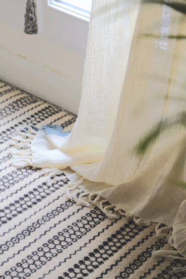 Cortina Surendra Artesanal Lino-Algodón: Suavidad Única, Filtrado Luz, Diseño Elegante Flecos