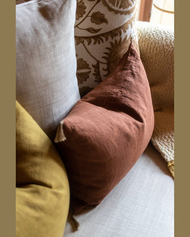 Funda de cojín Luni 100% lino con pompones naturales - imagen 4