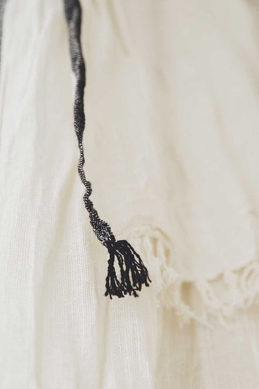 Cortina Surendra Artesanal Lino-Algodón: Suavidad Única, Filtrado Luz, Diseño Elegante Flecos