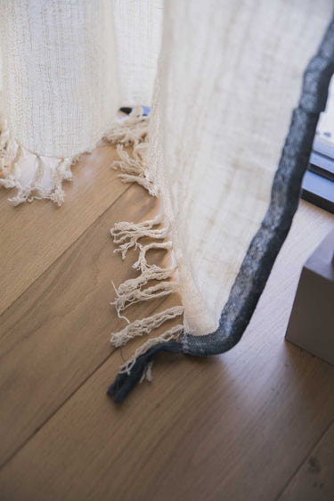 Cortina Surendra Artesanal Lino-Algodón: Suavidad Única, Filtrado Luz, Diseño Elegante Flecos