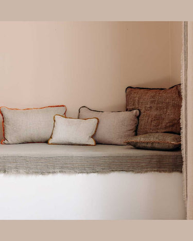 Cojín rectangular Jacquard Owaka con flecos y relleno opcional