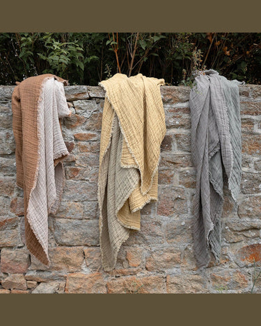 Plaid de lino gofrado bicolor reversible con flecos suave