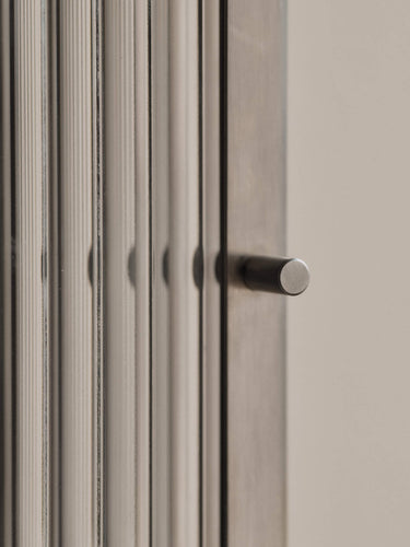 Armario de pared Haze con vidrio acanalado y acero cepillado