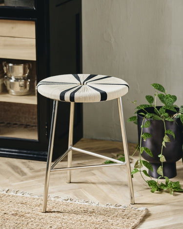 Taburete bajo yute trenzado detalle asiento Nordal
